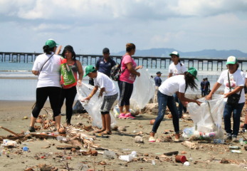 Garbage galore on beach in Pueblo Nuevo neighborhood of Puerto (Photo: Cien Porciento Porteños)