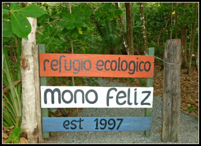 Gate to Mono Feliz, 3 boards red, white & blue