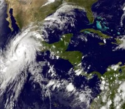 Satalite image of a hurricane with soutern part of us and central america shown