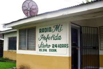 photo of front of Radio Mi Preferida in Puerto Armuelles Panama