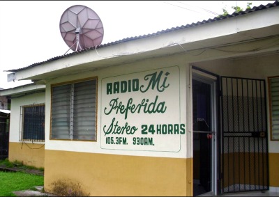 photo of front of Radio Mi Preferida in Puerto Armuelles Panama