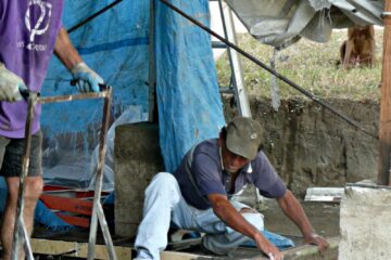 2 men working with concrete in Panama