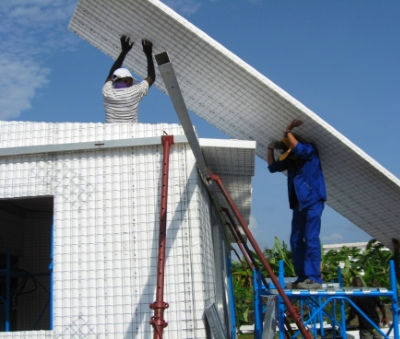 2 men installing m2 panel walls and roof