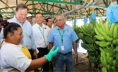 President Varela, Banapina officials listen to woman about Bananas(pictured)
