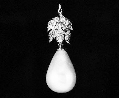 Tear shaped pearl with diamonds