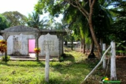 facade of house, fence in front and on side yard boundary